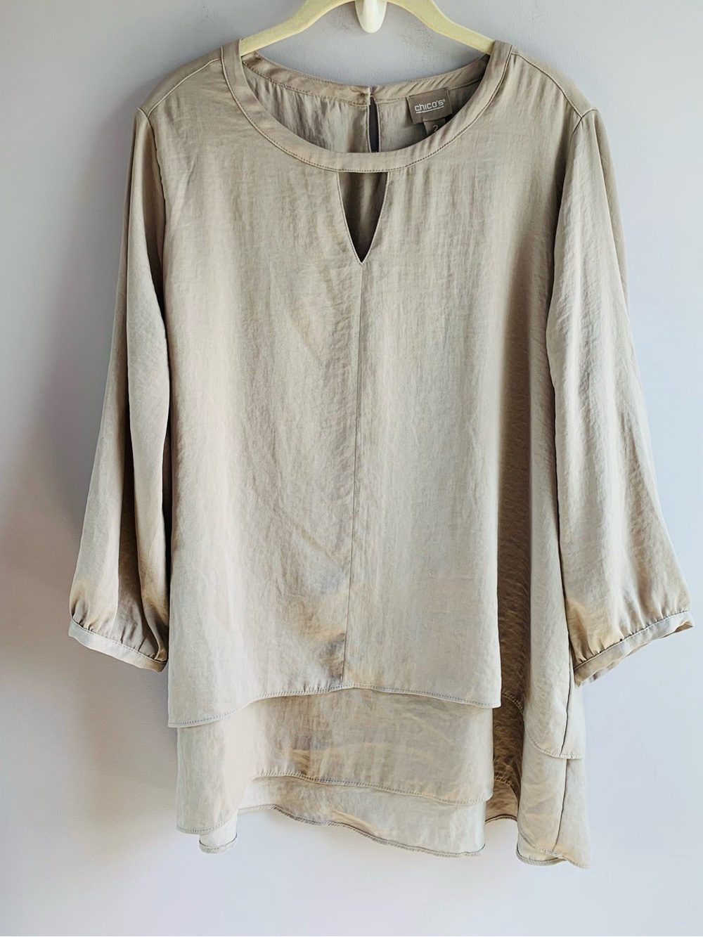 Chico's Flowy Double Layer Blouse Top Taupe Tan Silky Keyhole Long Sleeve EUC L